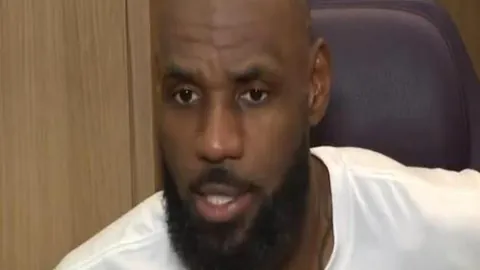 “亚冬会奇景，好友同行，尽享锅包肉之韵”