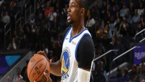 “拉什福德速射双响，曼联盛宴精彩纷呈，观战直击！”