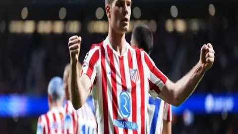 73分钟惊现争议瞬间！沃顿飞铲凯塞多，一记黄牌飞转成红牌，裁判果断出示！